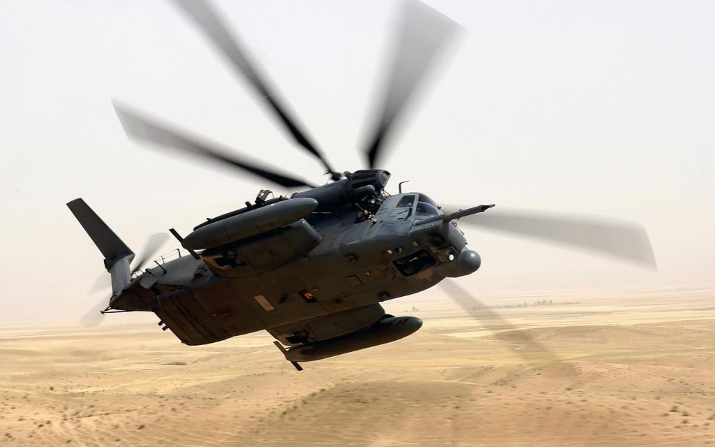 军用飞机/沙漠上的直升机