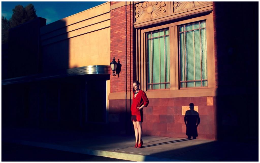 一个女孩在建筑背景上的红色的照片