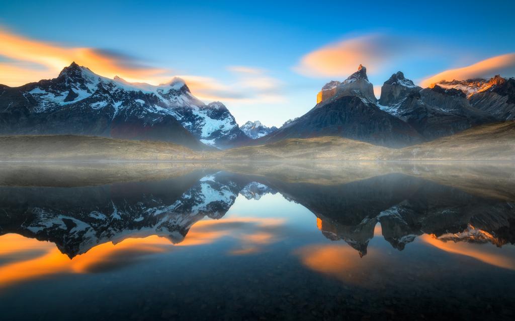 托雷斯德尔潘恩公园的安第斯山脉在智利巴塔哥尼亚的水中反映出来。