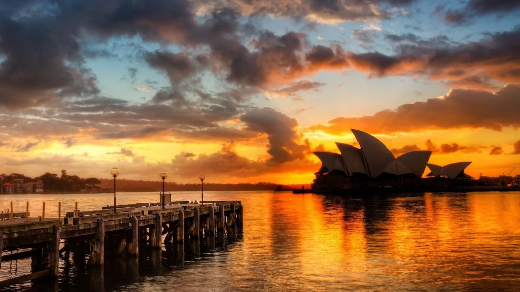 悉尼歌剧在橙色日落的背景中