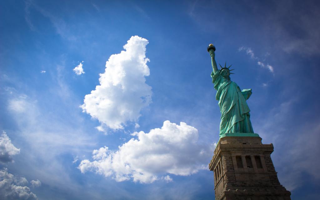 自由女神像的背景下，云，纽约，美国