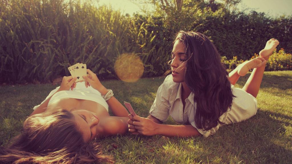 女孩在草坪上玩纸牌