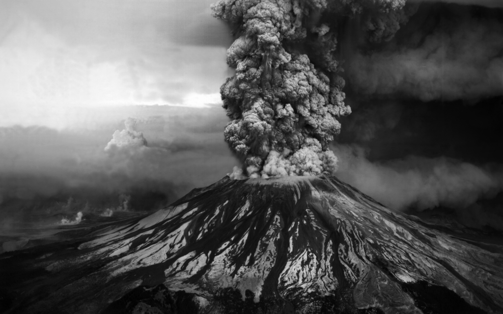 火山爆发的黑白照片