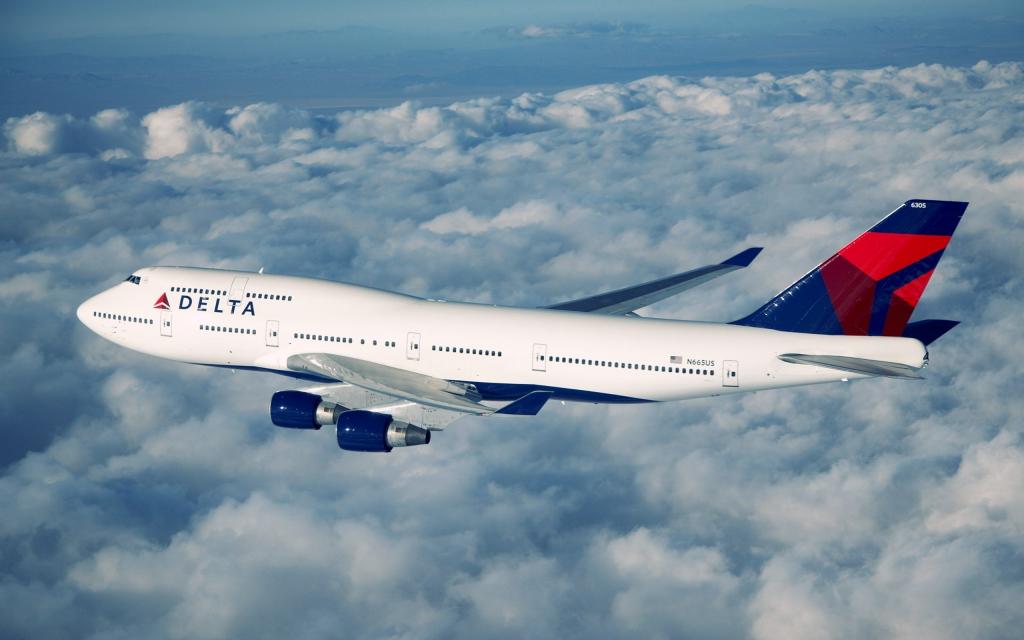 波音747在飞行中