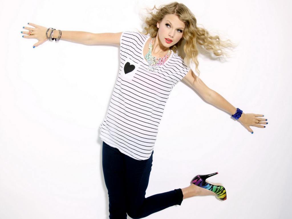泰勒·斯威夫特（Taylor Swift）穿着一件带有心脏的T恤