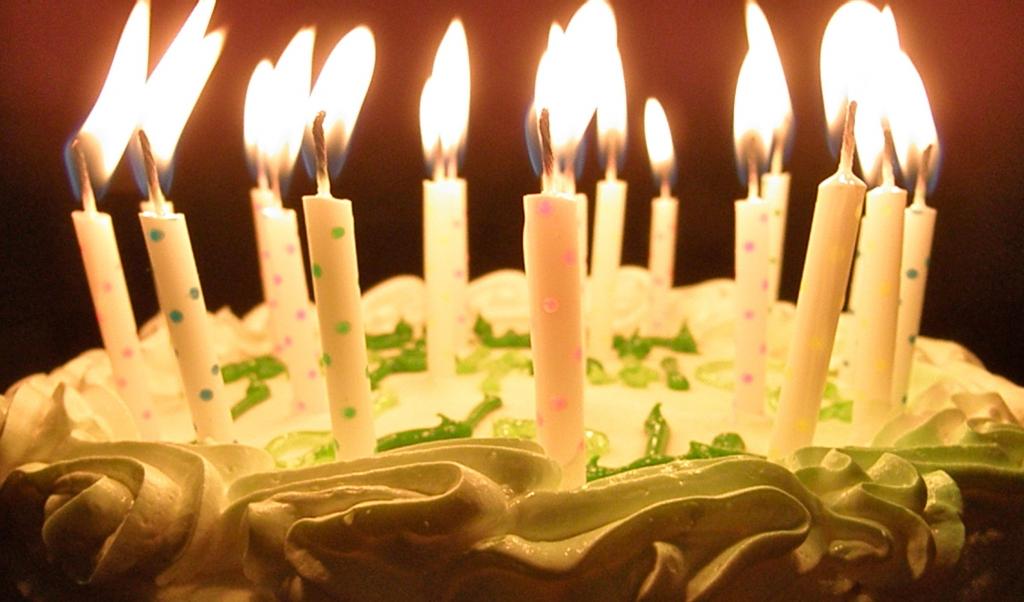燃烧的蜡烛在一个生日蛋糕