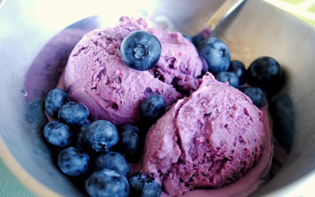 冰淇淋与蓝莓