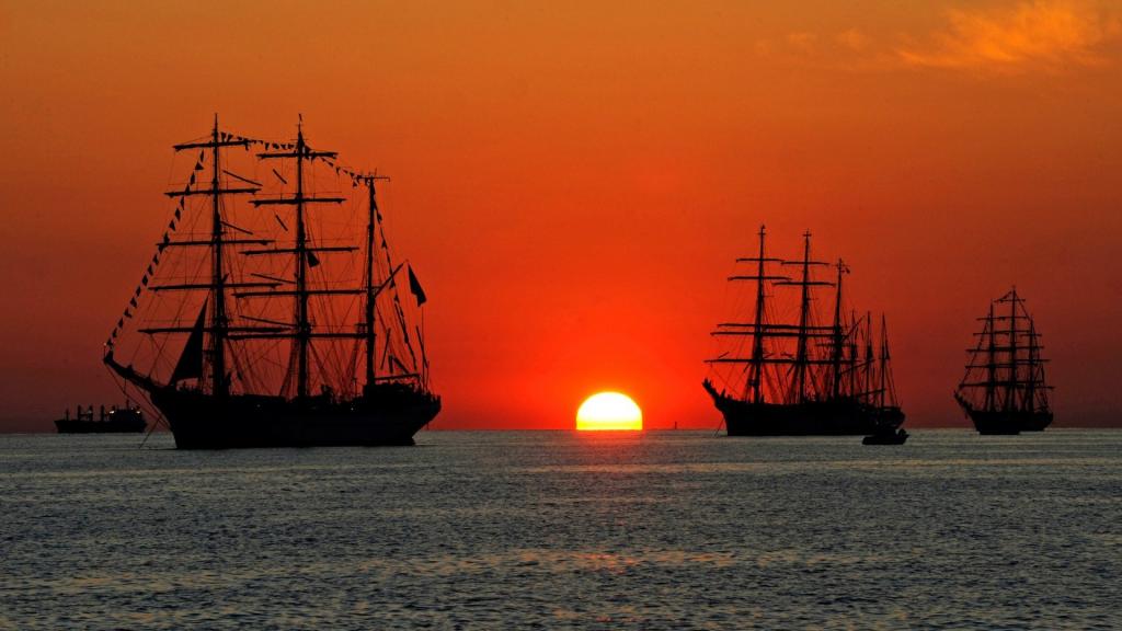 在日落背景的帆船