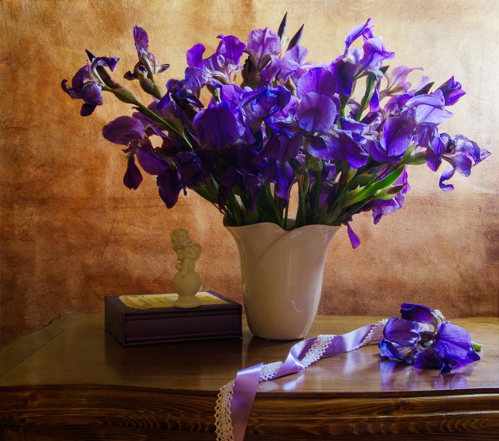 紫色鸢尾花束在花瓶里