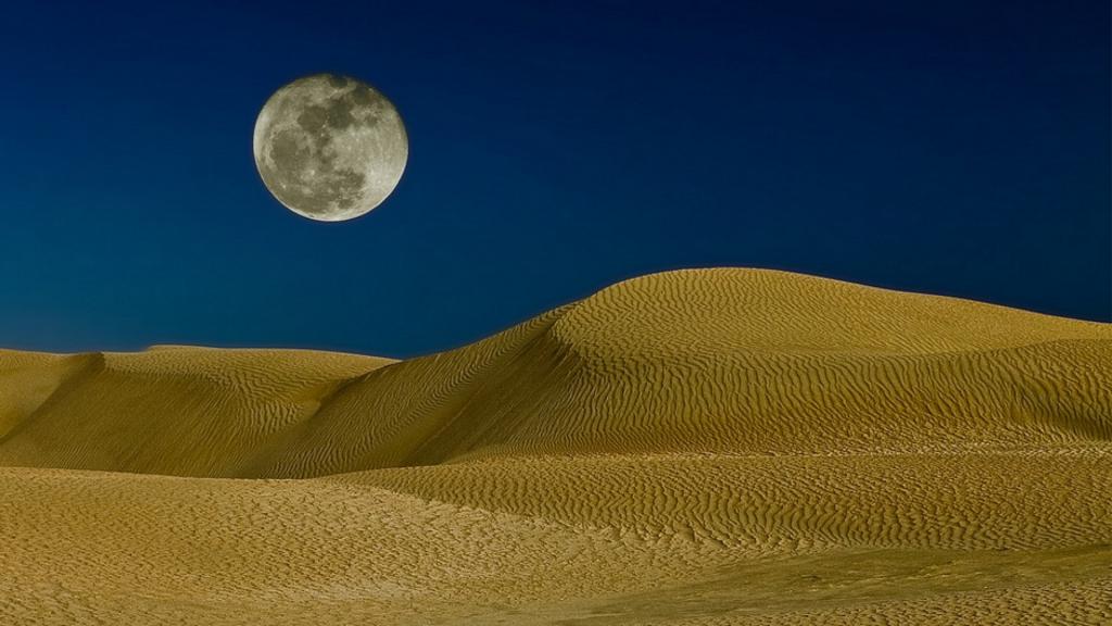 沙丘上方的月亮
