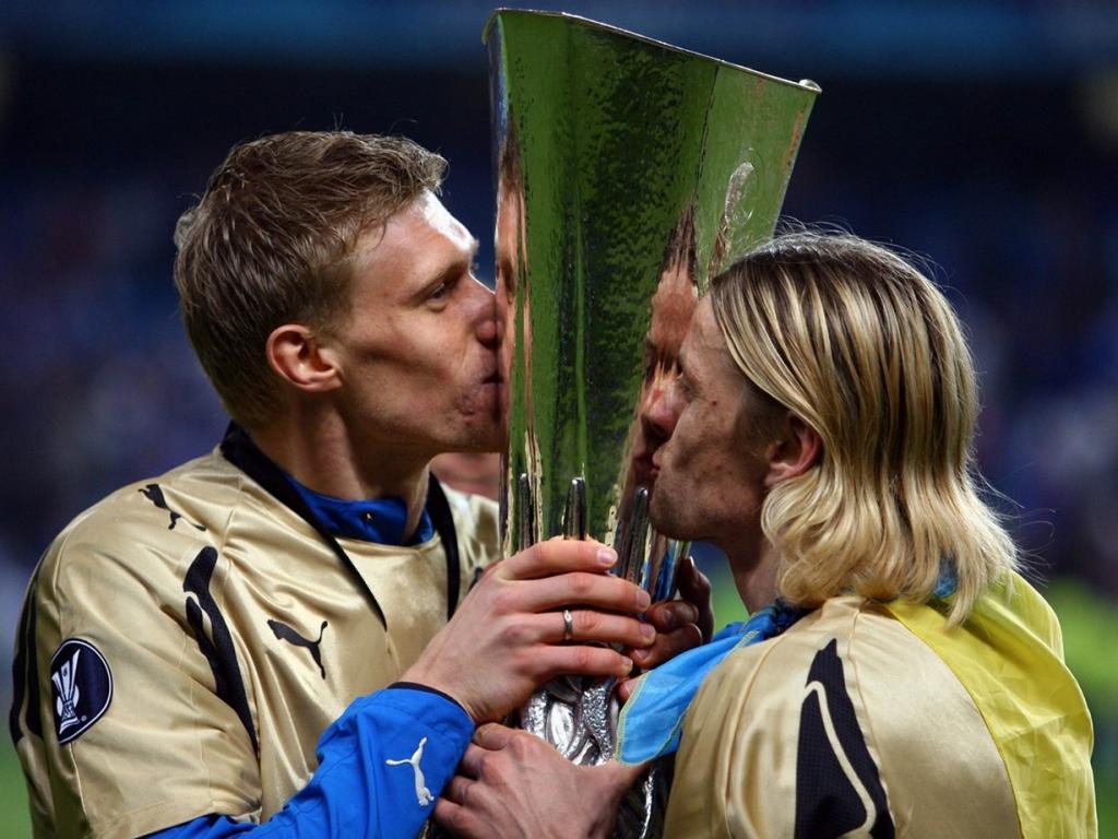 俄罗斯国家队球员帕维尔·波格雷布尼亚克亲吻杯子