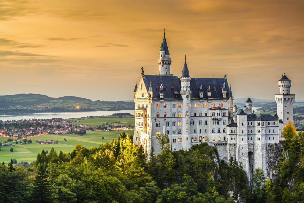 美丽的新天鹅堡城堡在黎明，德国