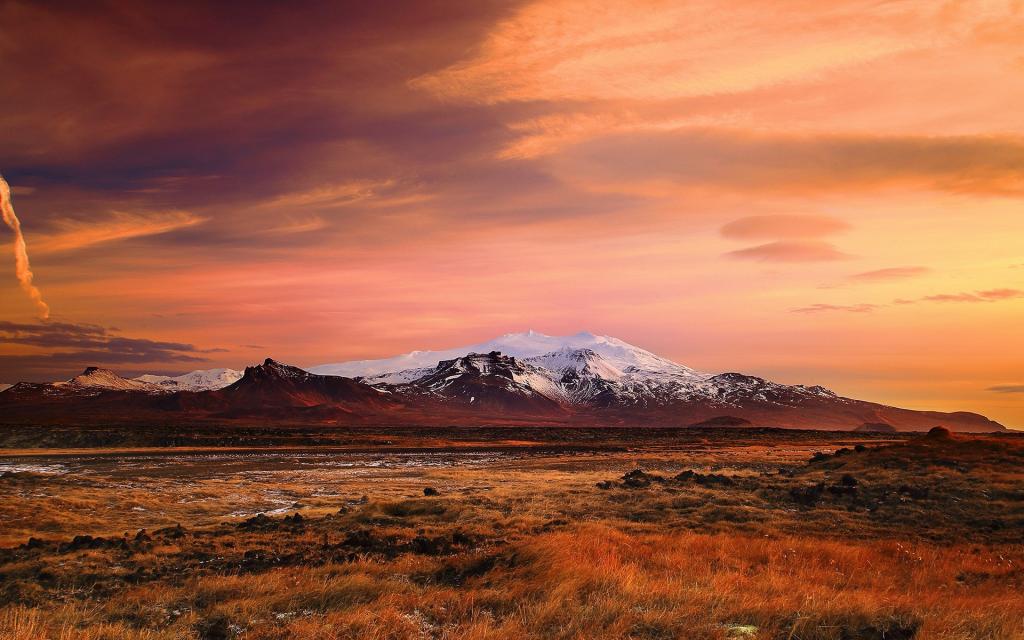 平原和山在日落时的冰岛