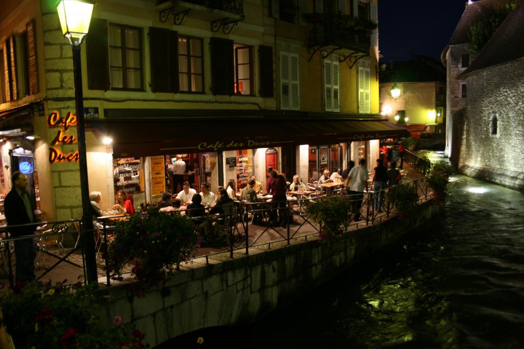 在阿讷西，法国的江边咖啡厅