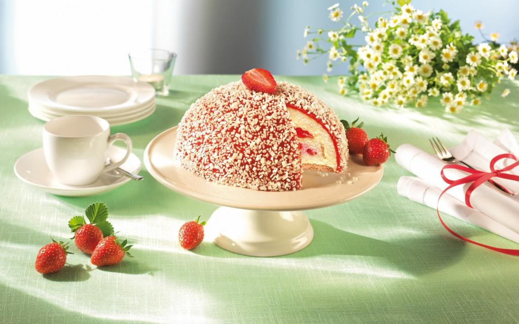 在白色餐具上的草莓甜点