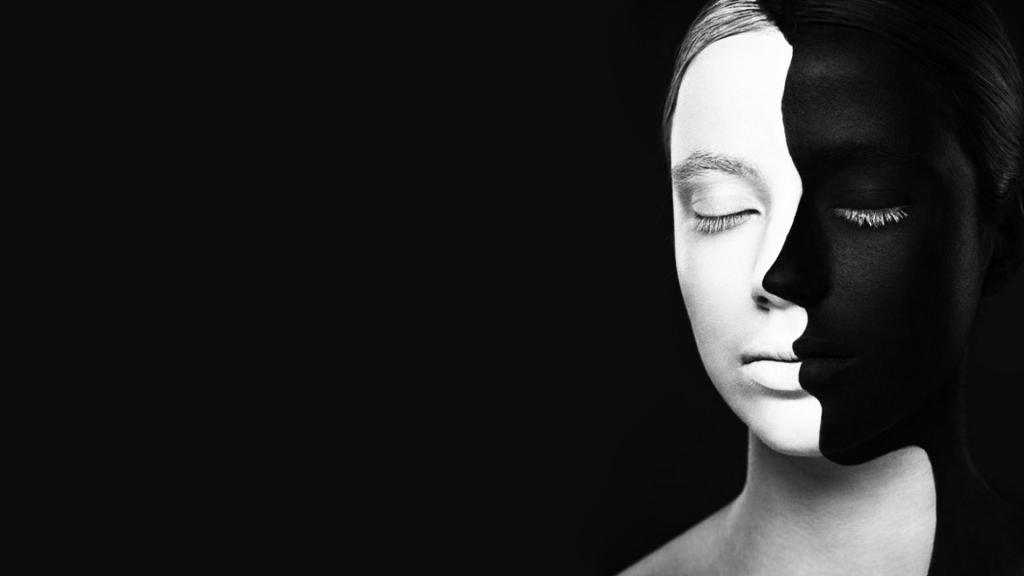 黑色和白色的油漆在女孩的脸上