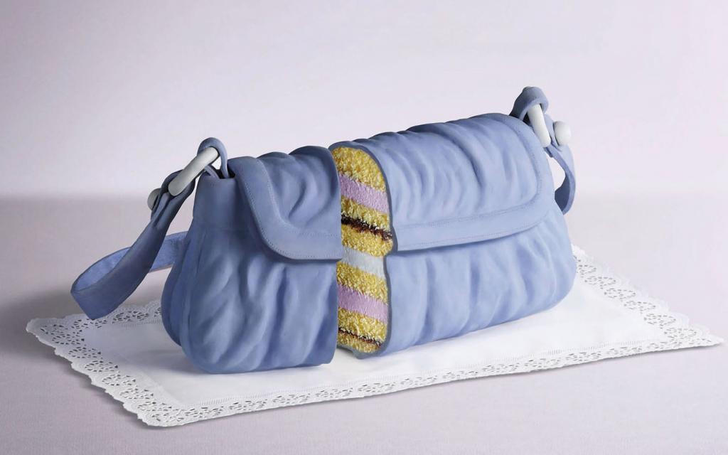 在一个女人的手袋形式不寻常的蛋糕