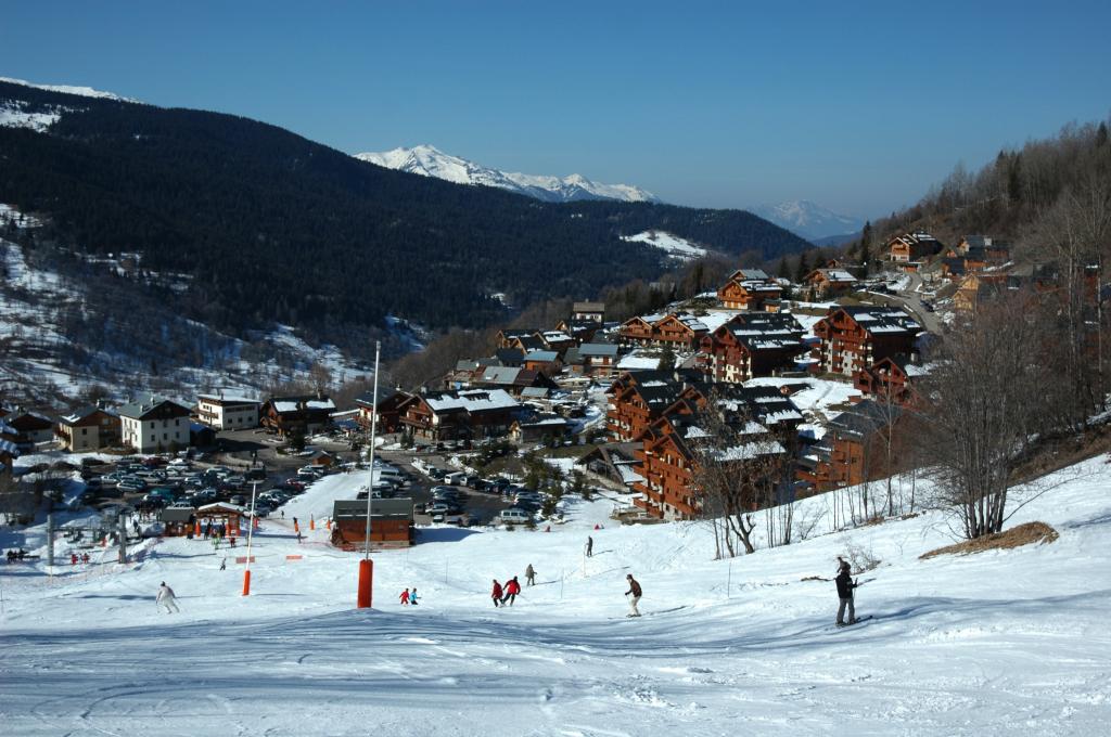 在Meribel，法国滑雪胜地的滑雪足迹