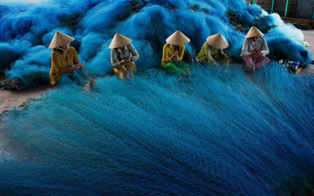越南妇女编织渔网