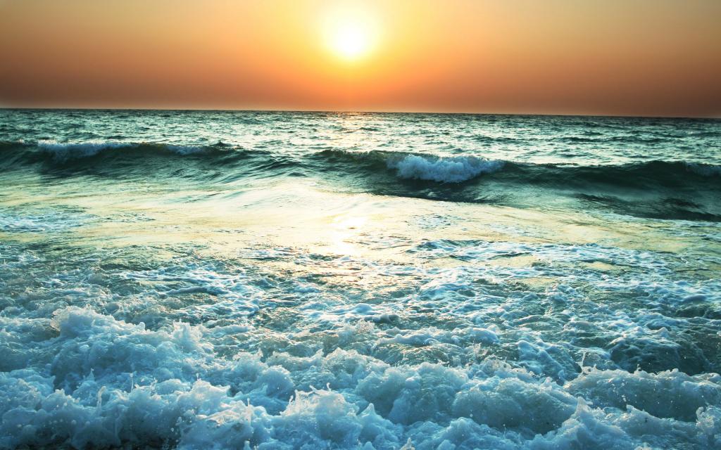 在日落时分的海浪