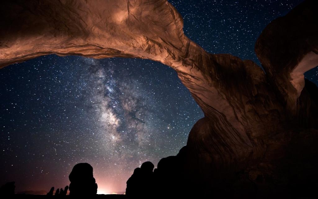 美国犹他州峡谷岩石上的星星