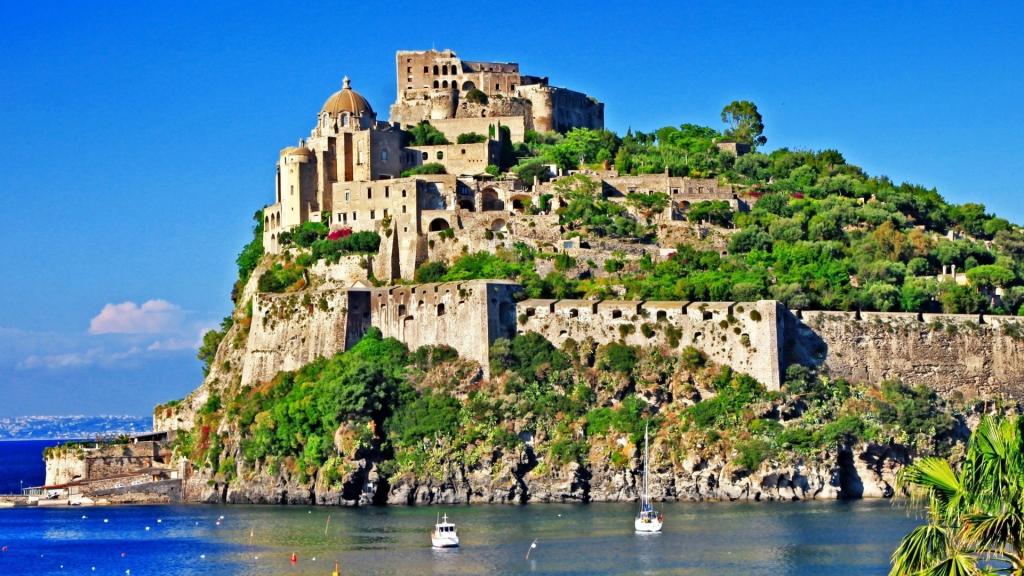 城堡在意大利伊斯基亚岛上的一个岩石上