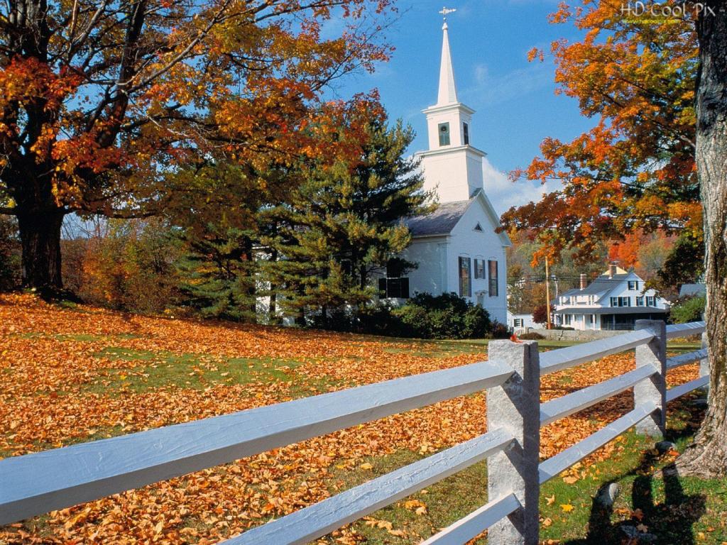 白色的教堂在秋天