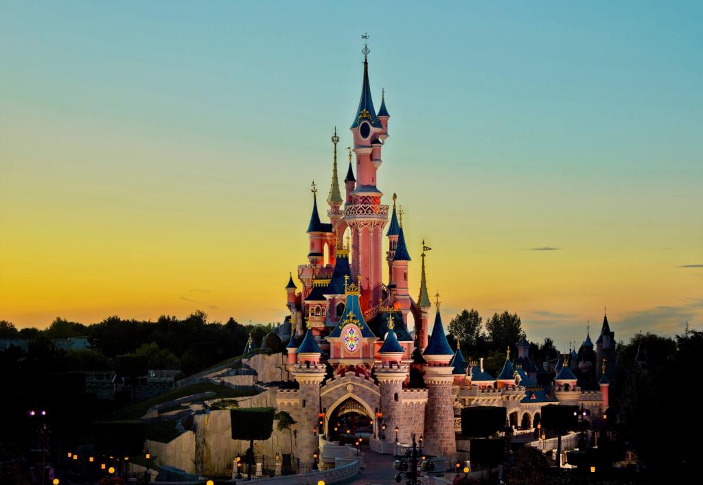城堡在迪斯尼乐园，法国的日落背景