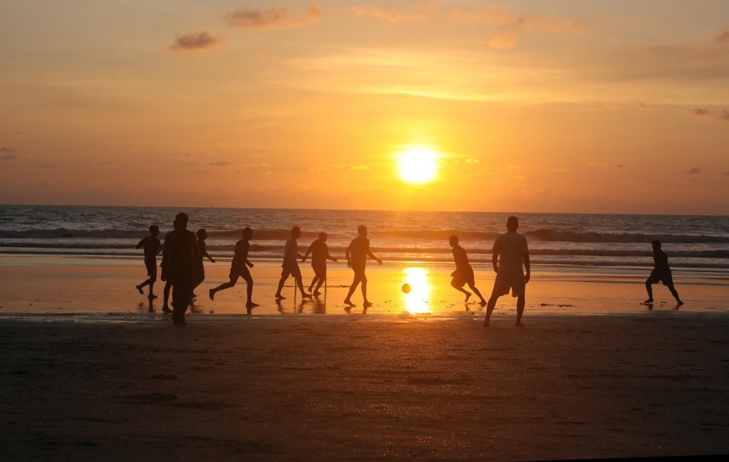 伙计们在果阿的海滩上踢足球