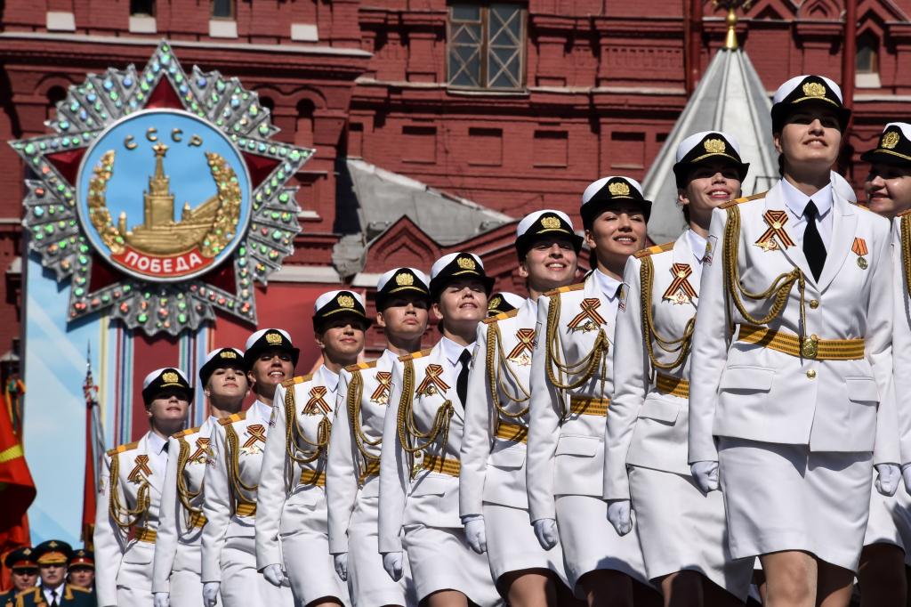 5月9日的胜利日游行的白色军服的女孩