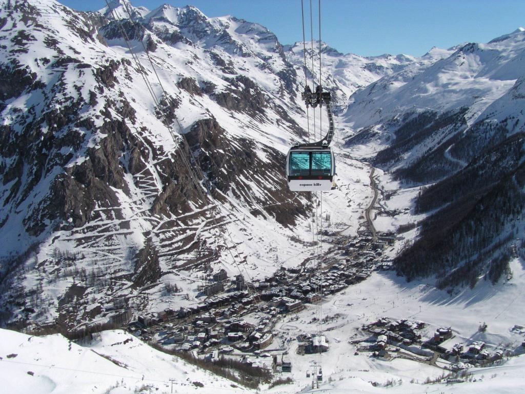 在Val d'Isere，法国滑雪胜地的滑雪缆车