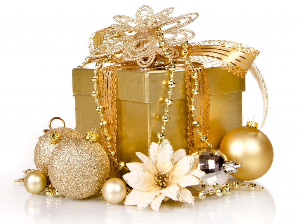 与圣诞节礼物的一个箱子在白色背景的圣诞节球