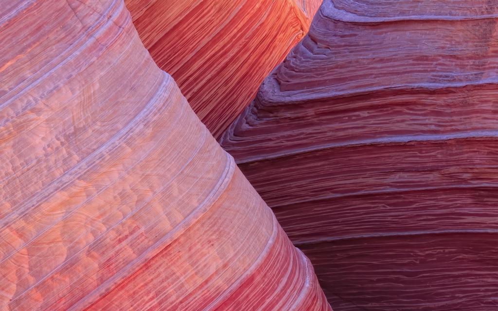 在峡谷的红色分层堆积的石头
