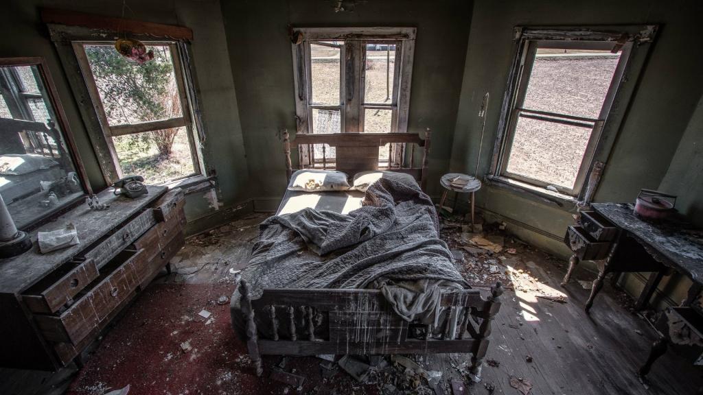 在一个废弃的房子的卧室