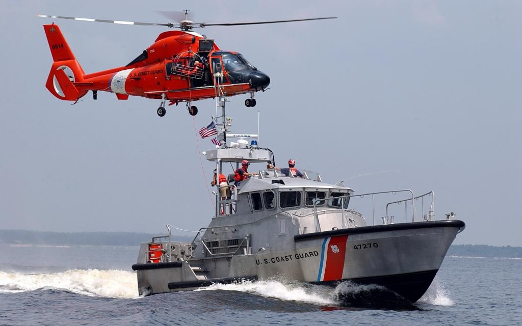 直升机和美国海岸警卫队的小船