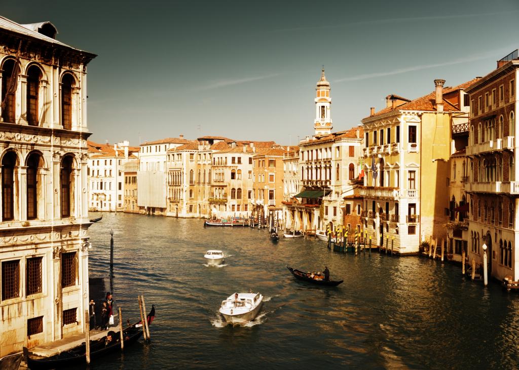 在威尼斯，意大利的运河乘船旅行
