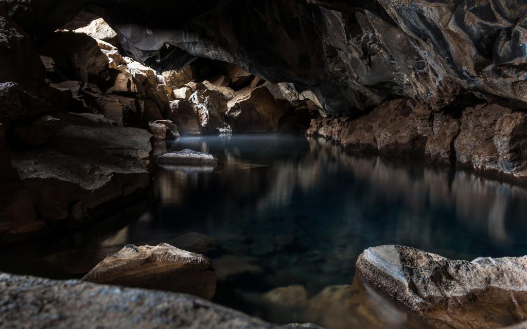 透明的水，在一个山洞里的湖