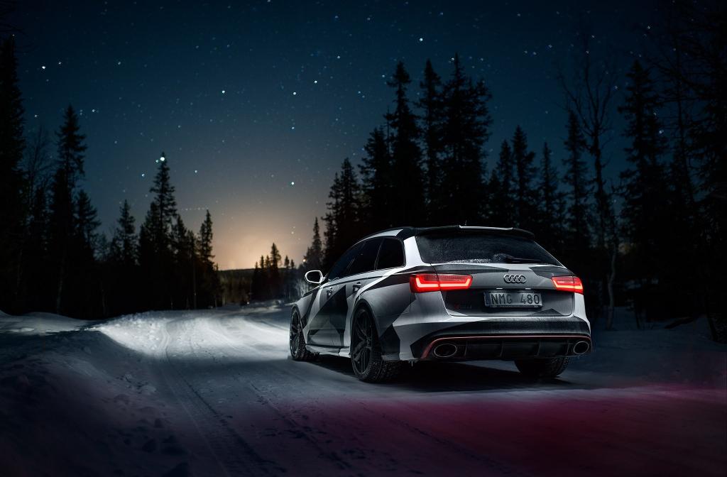 奥迪RS6 Avant在夜晚的道路上