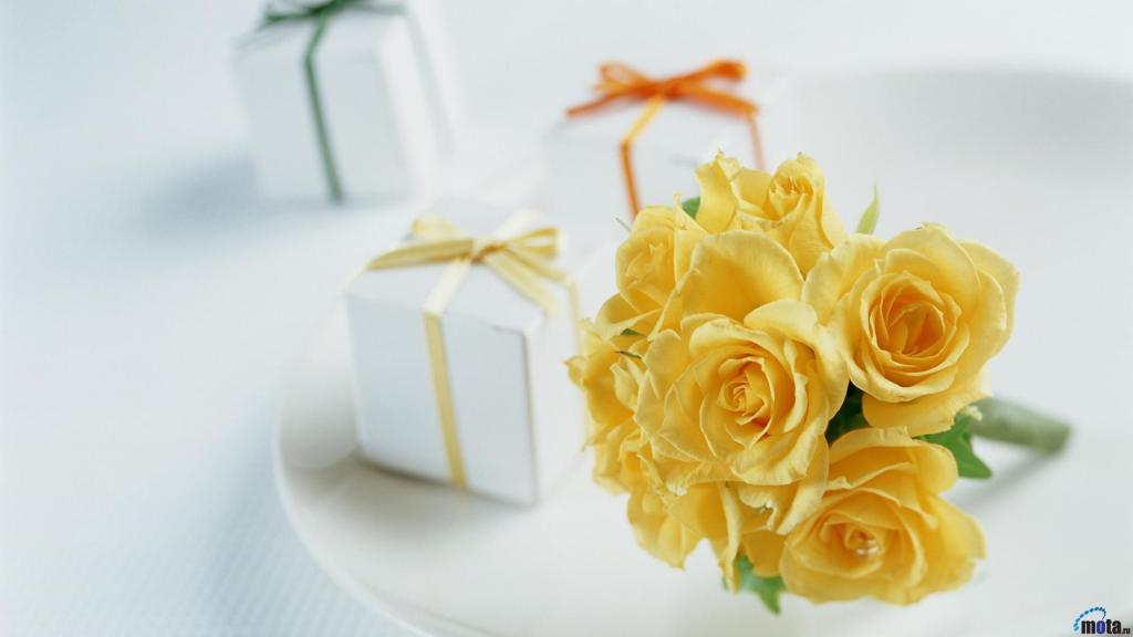 礼物和黄玫瑰为您的生日