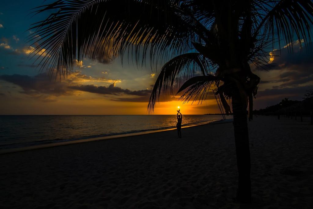 在热带海滩上的日落