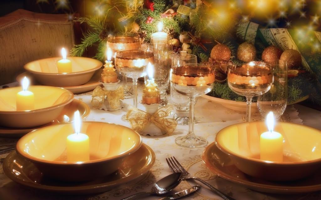 蜡烛在节日的餐桌上的盘子