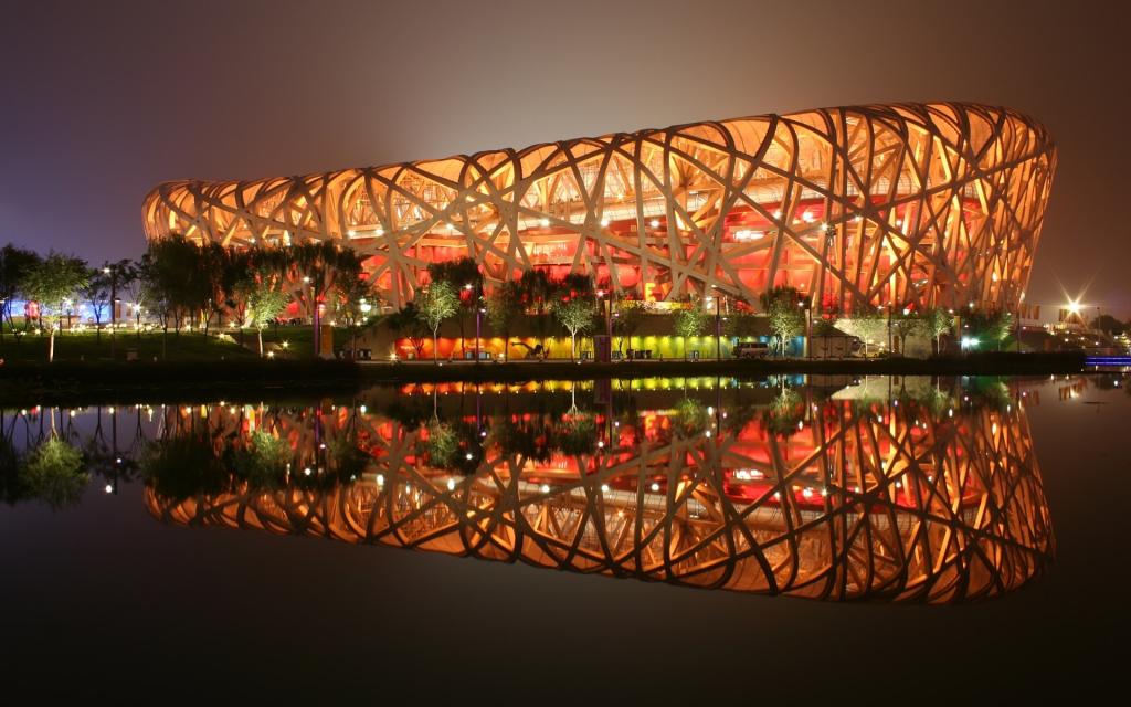 北京国家体育场反映在中华人民共和国的水面上