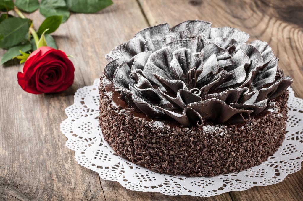 一个漂亮的巧克力花和一个红玫瑰假期的蛋糕