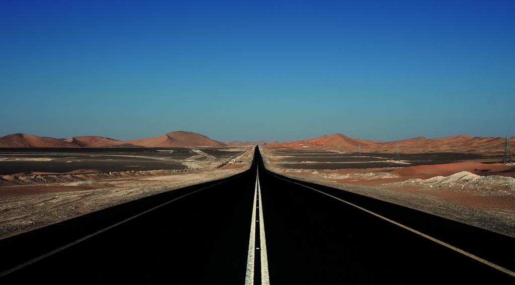 通过沙漠的直接高速公路