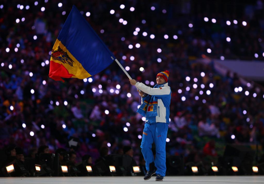 在索契奥运会开幕式的竞技场上的摩尔达维亚队旗帜