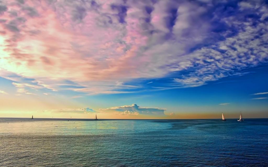 海湾上精致的粉红色云朵