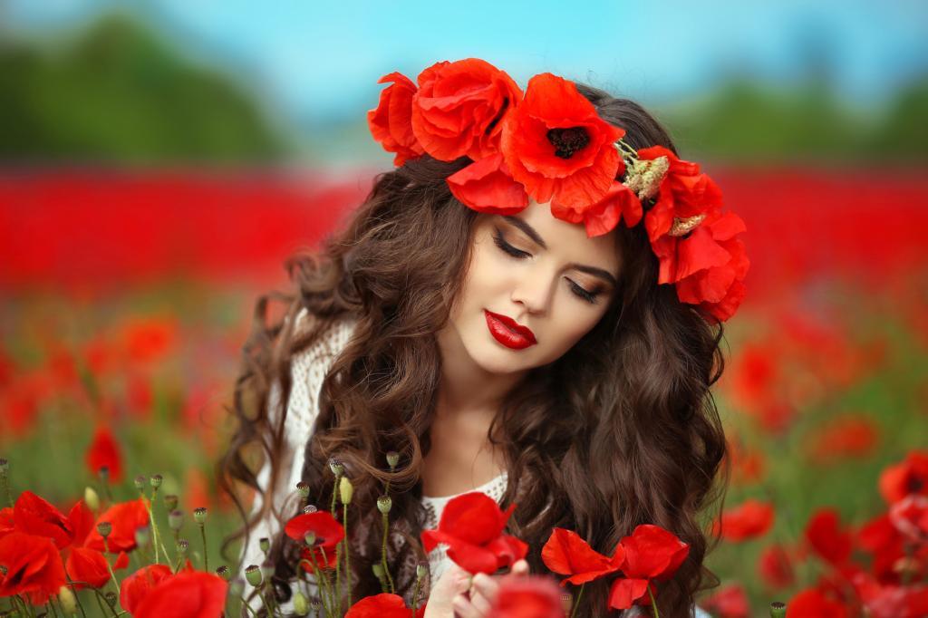 美丽的黑发女孩与红色罂粟花在她头上的花环