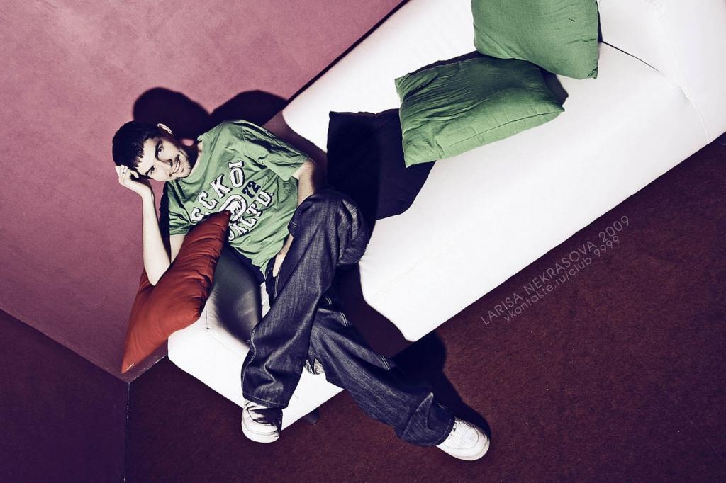 Noize MC坐在白色的沙发上