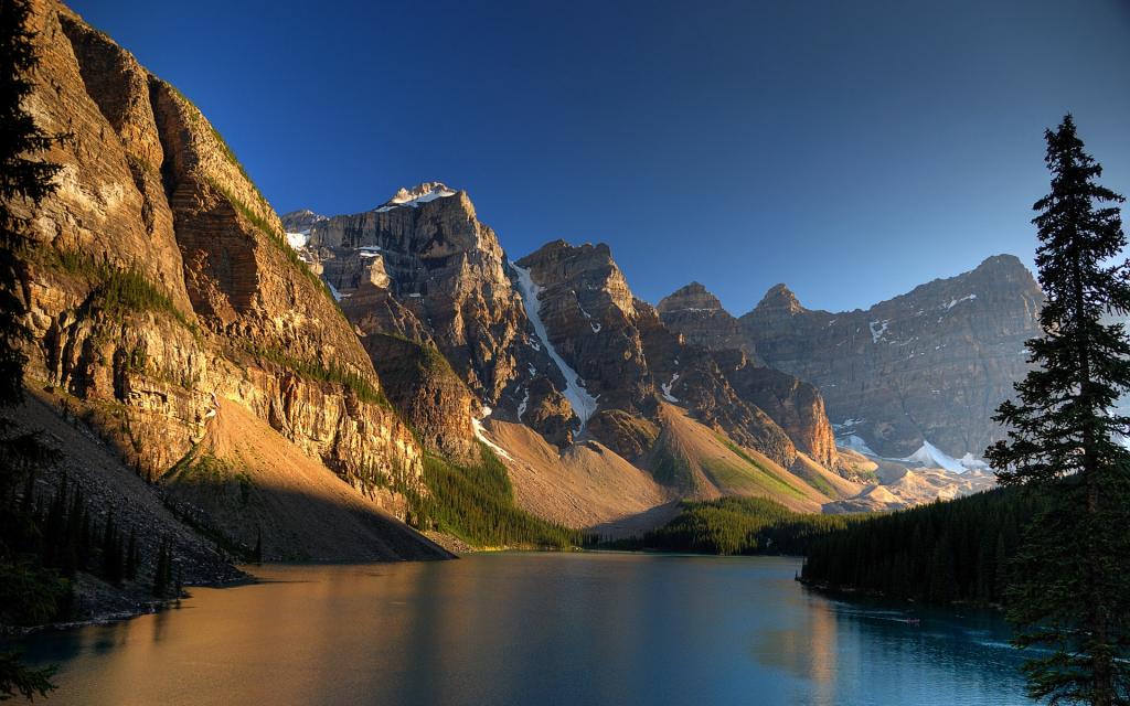 在加拿大的岩石之中的湖