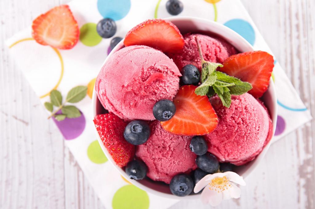新鲜的草莓和蓝莓水果冰淇淋球